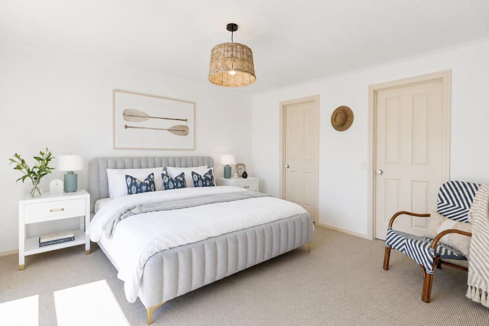 Bed, Photo of the whole room, Seating area, Bedroom