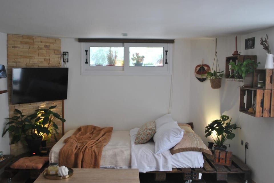 Bed, TV and multimedia, Seating area