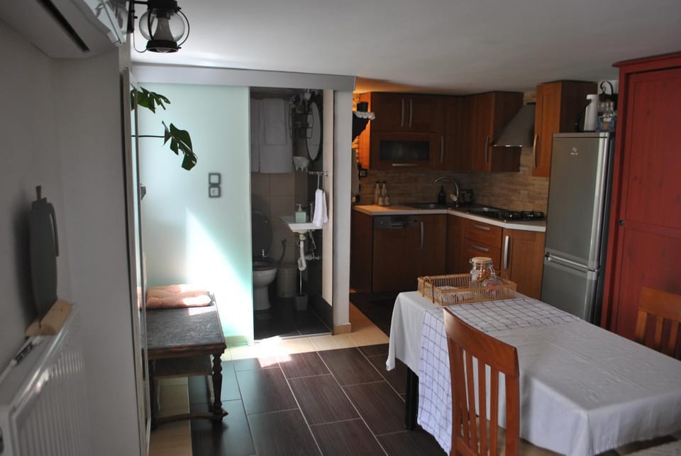 Toilet, Kitchen or kitchenette, Dining area