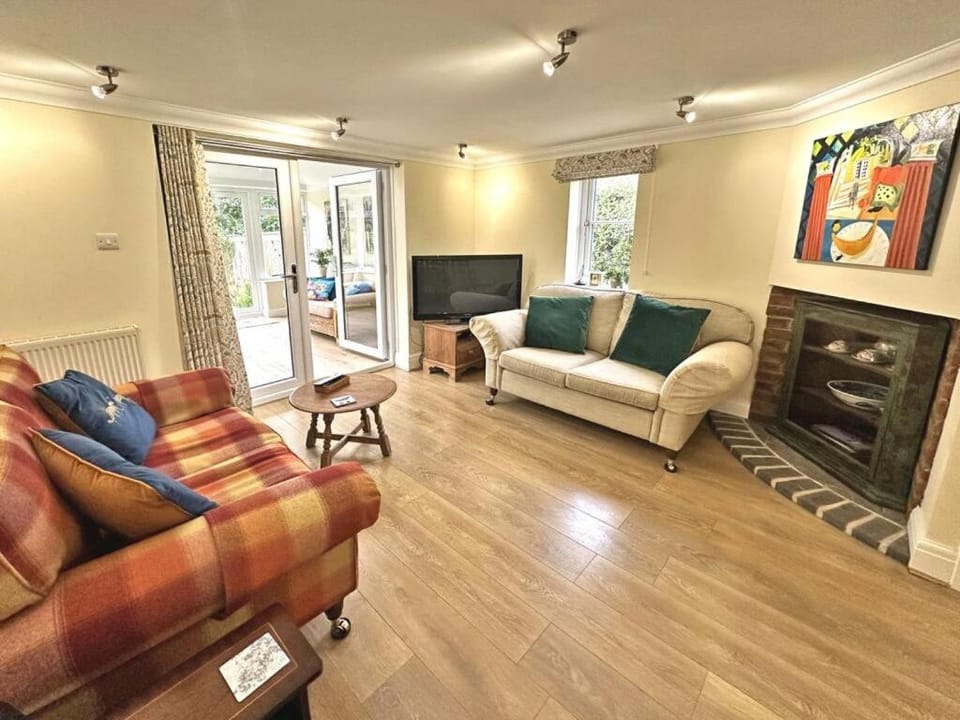 Communal lounge/ TV room, Living room, Seating area