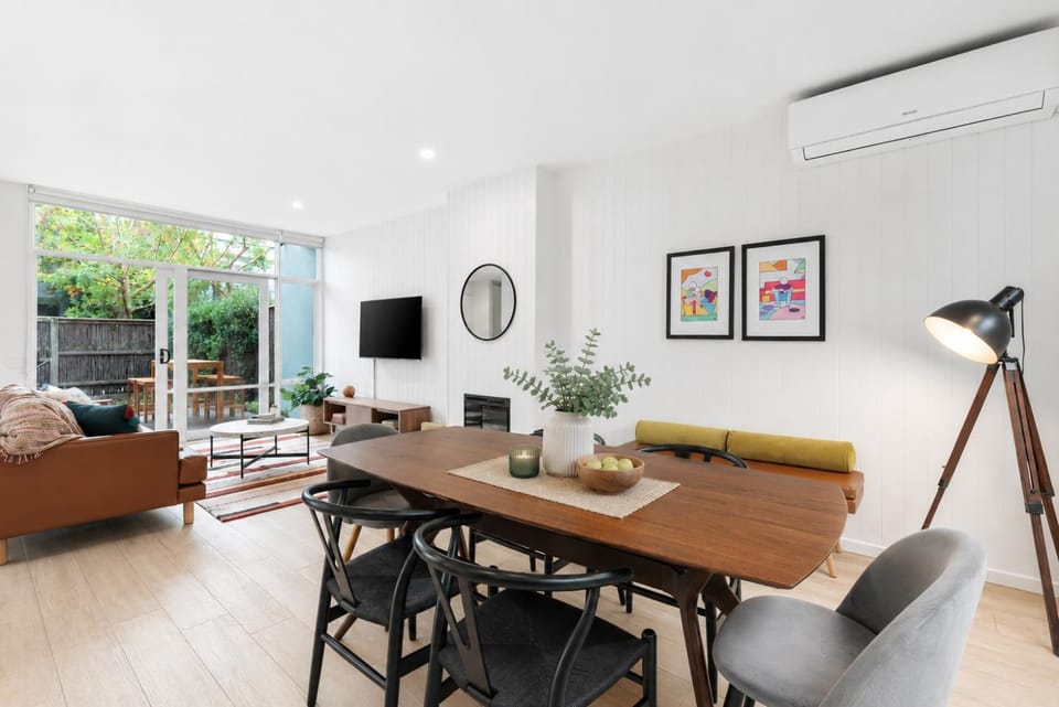 Seating area, Dining area, Evening entertainment