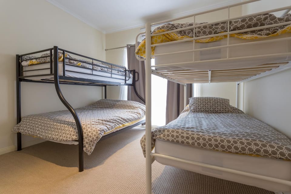 Bedroom, bunk bed