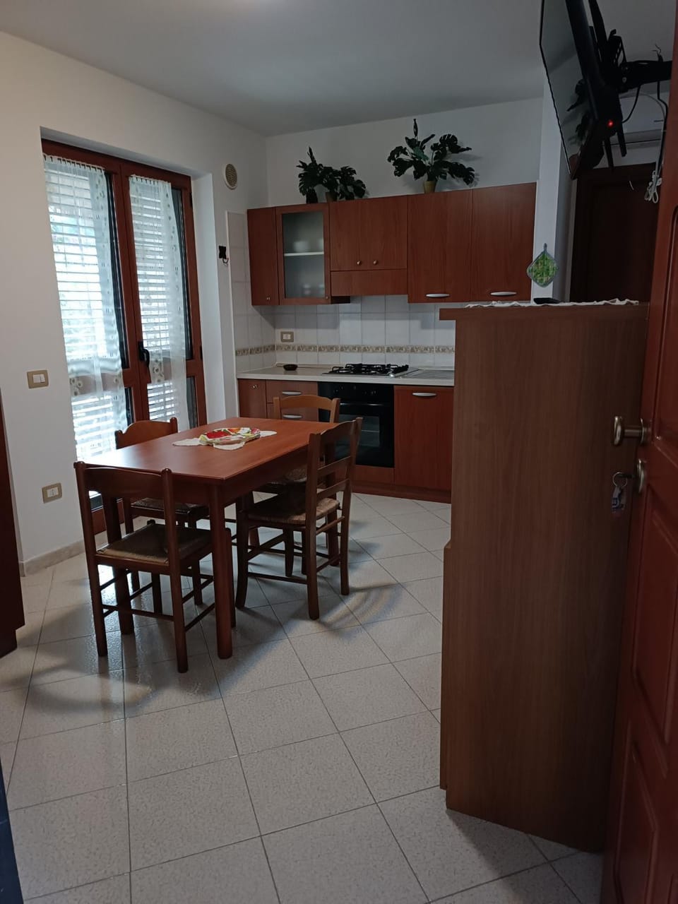 Kitchen or kitchenette, Dining area, stove