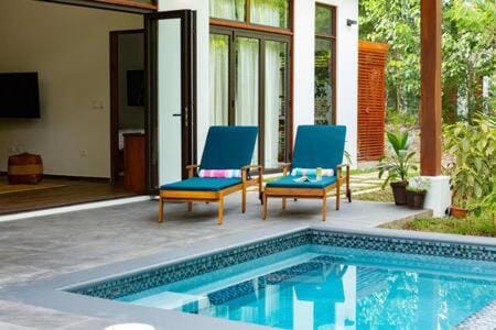 Day, Garden, Seating area, Garden view, Pool view, Swimming pool, sunbed