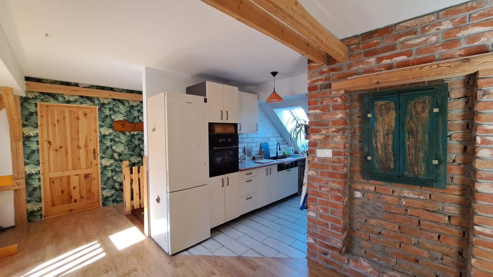 Kitchen or kitchenette, minibar, stove