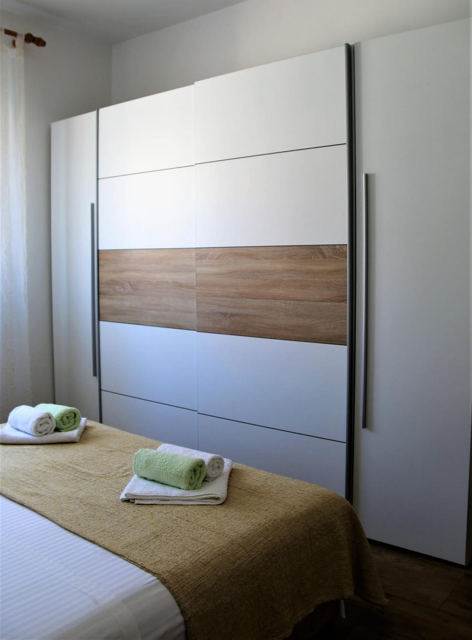 Bed, Bedroom, towels