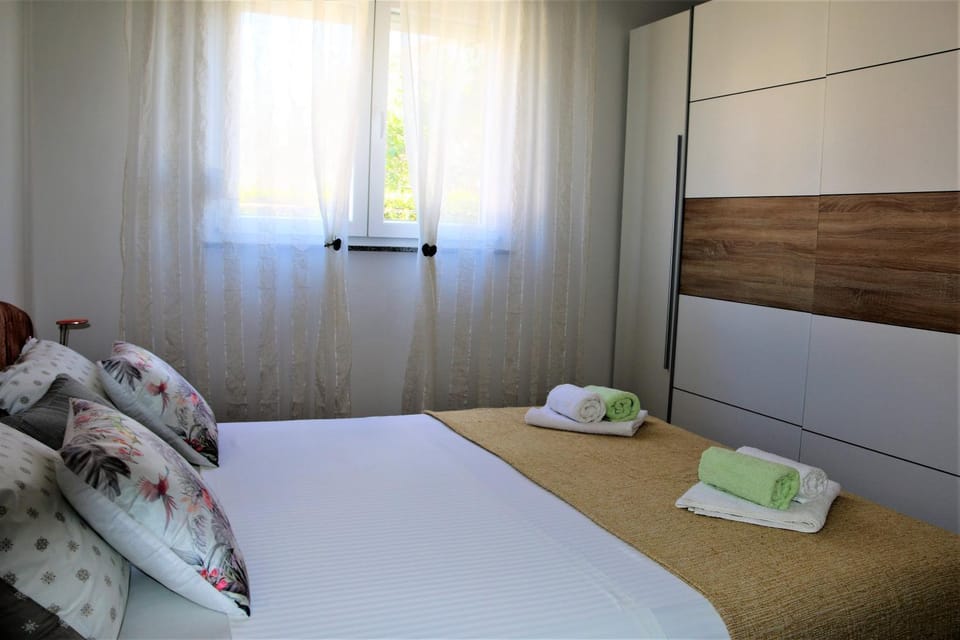 Bed, Bedroom, towels