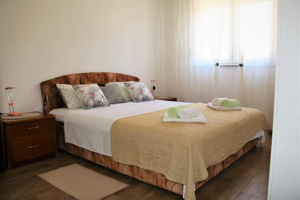 Bed, Bedroom, towels