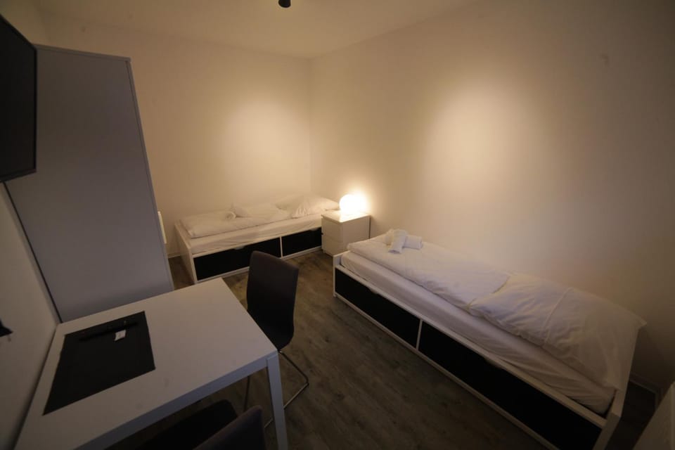Bed, TV and multimedia, Photo of the whole room, Bedroom, hair dresser