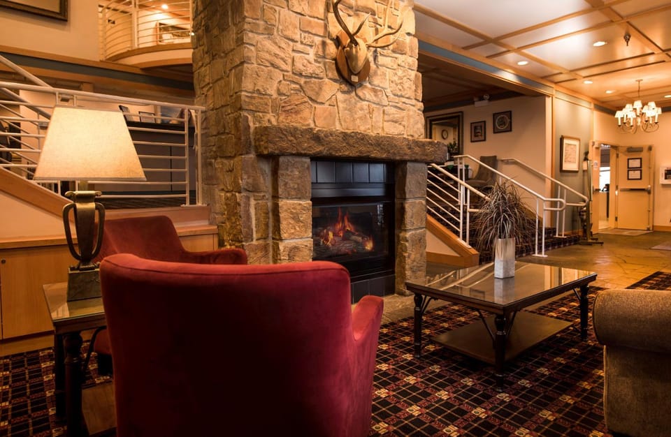 Lobby or reception, Seating area, fireplace