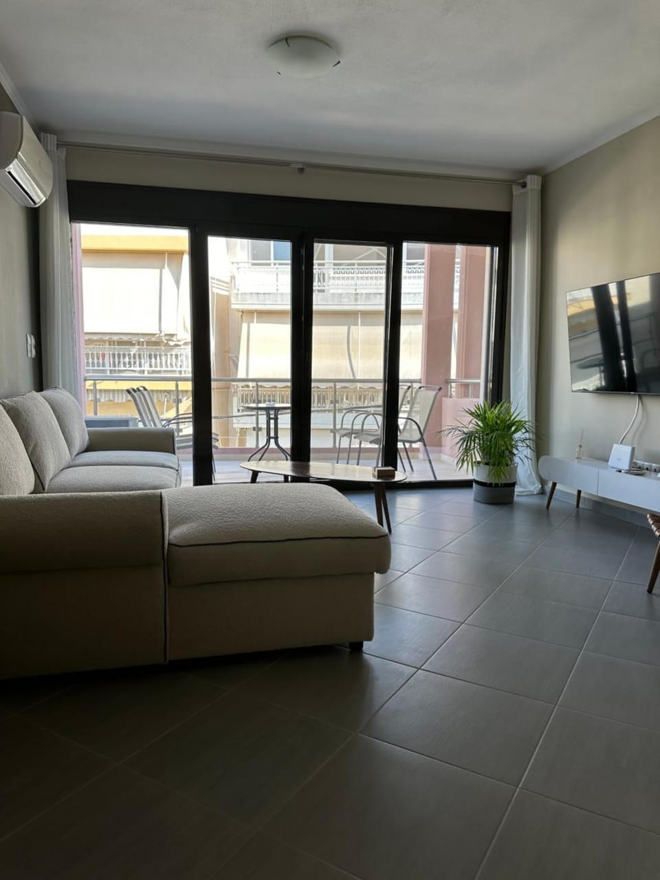 Communal lounge/ TV room, TV and multimedia, Balcony/Terrace, Living room, Seating area, Evening entertainment