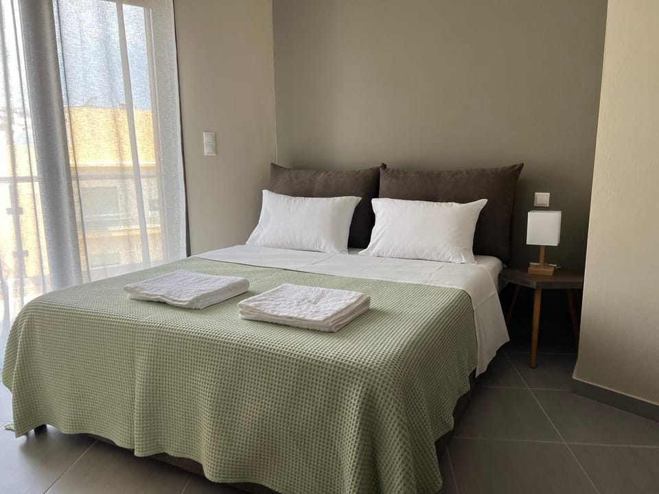 Bed, Bedroom, towels