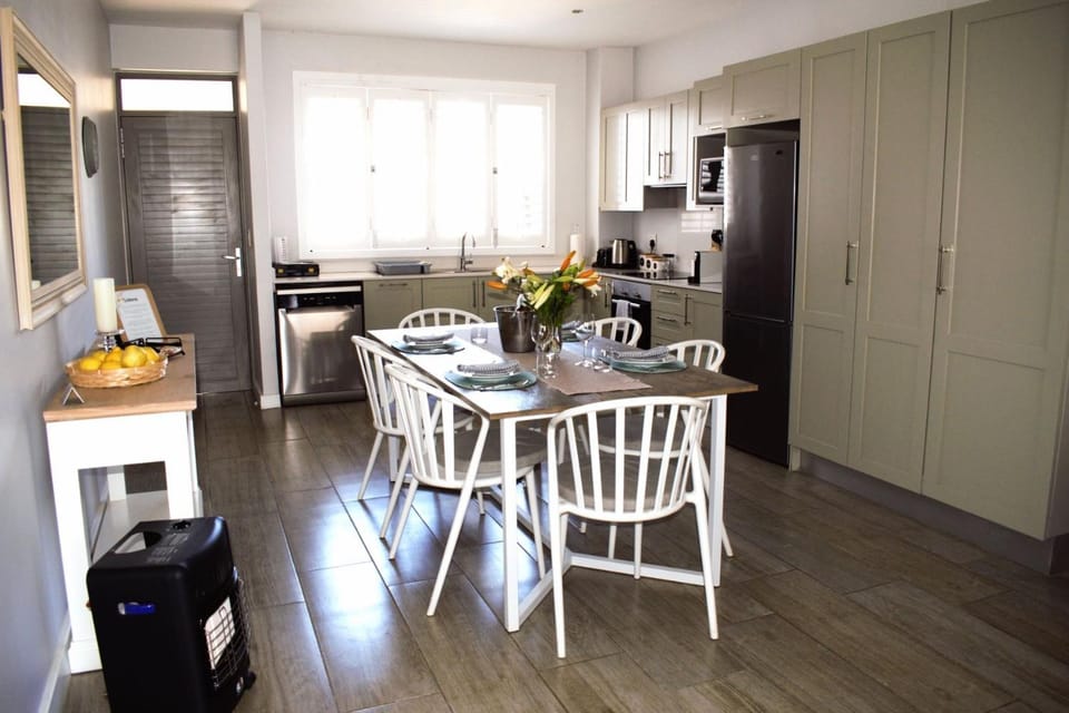 Facade/entrance, Dining area, kitchen