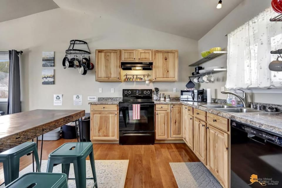 Kitchen or kitchenette, Dining area, dishwasher, minibar, pet friendly, stove