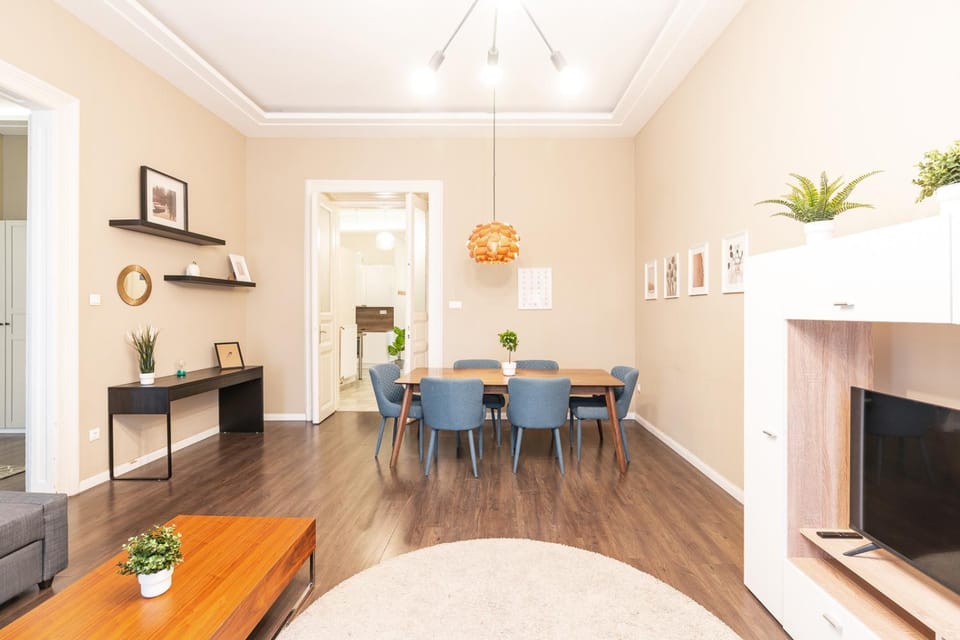 TV and multimedia, Living room, Seating area, Dining area