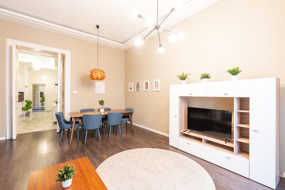 TV and multimedia, Living room, Seating area, Dining area