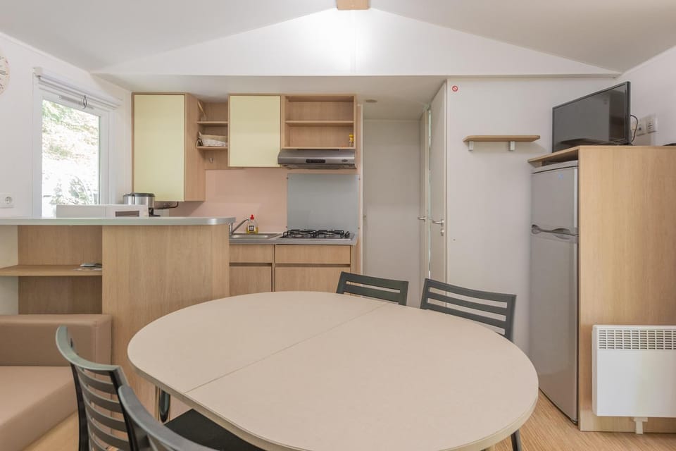 Property building, Kitchen or kitchenette, Living room