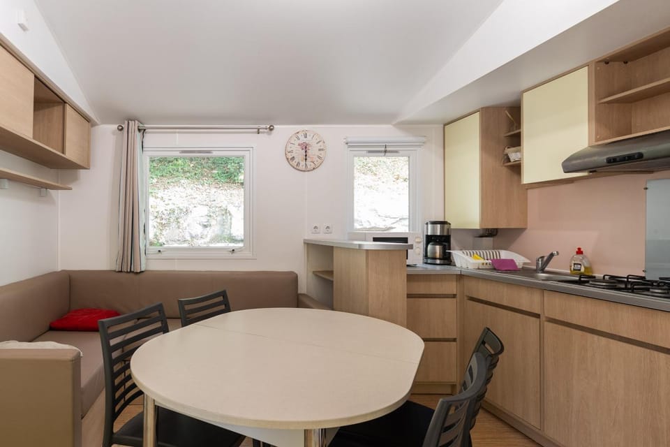 Property building, Kitchen or kitchenette, Living room