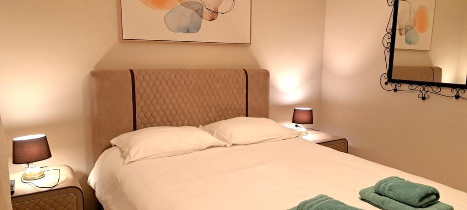 Bed, Photo of the whole room, Bedroom, towels