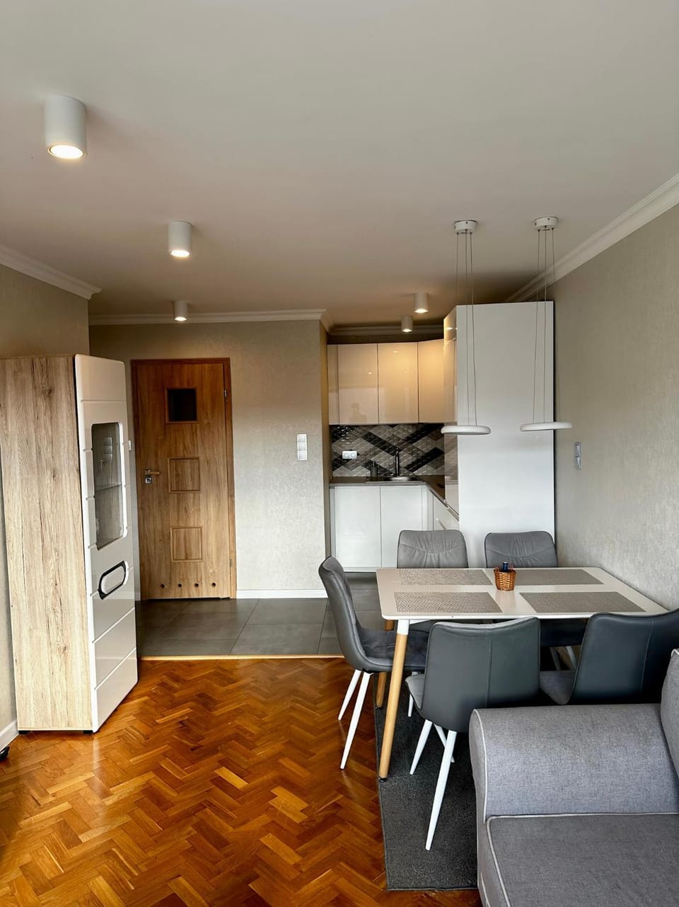 Kitchen or kitchenette, Seating area, Dining area