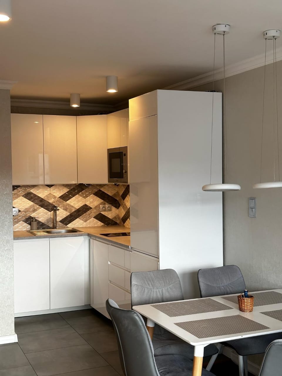 Kitchen or kitchenette, Dining area