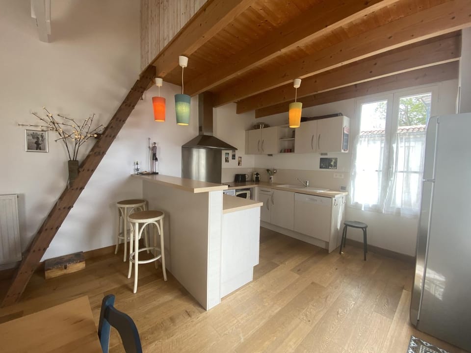 Villa rénovée à Fouras: 2 ch + mezzanine, proche plage/centre, jardin privatif, équipement complet - FR-1-709-64 House in Fouras