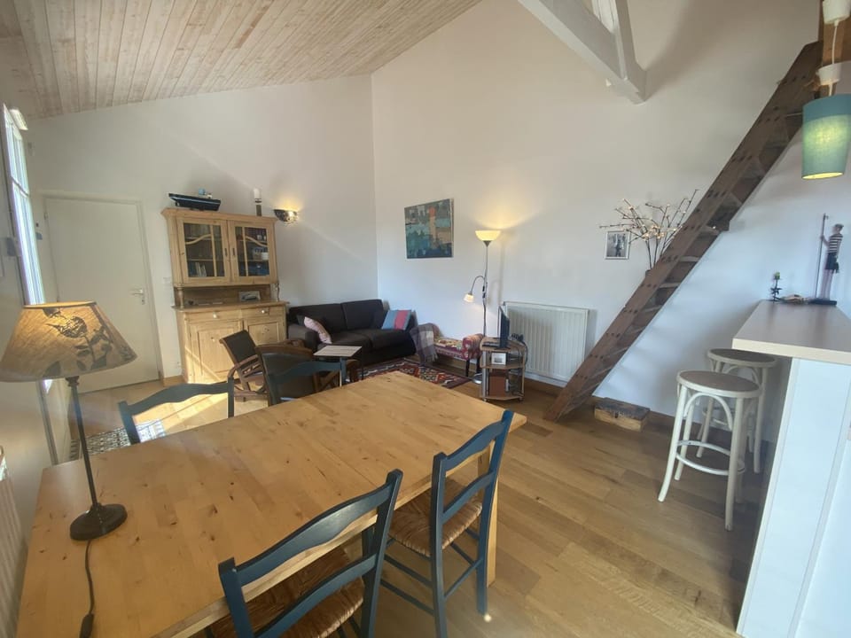 Villa rénovée à Fouras: 2 ch + mezzanine, proche plage/centre, jardin privatif, équipement complet - FR-1-709-64 House in Fouras