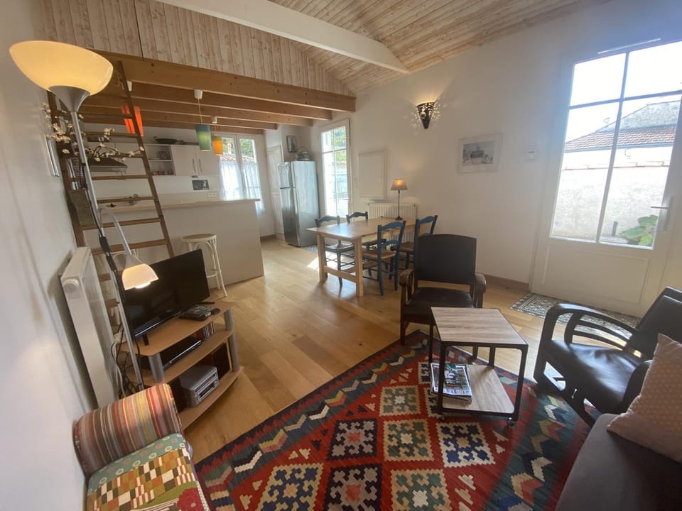 Villa rénovée à Fouras: 2 ch + mezzanine, proche plage/centre, jardin privatif, équipement complet - FR-1-709-64 House in Fouras