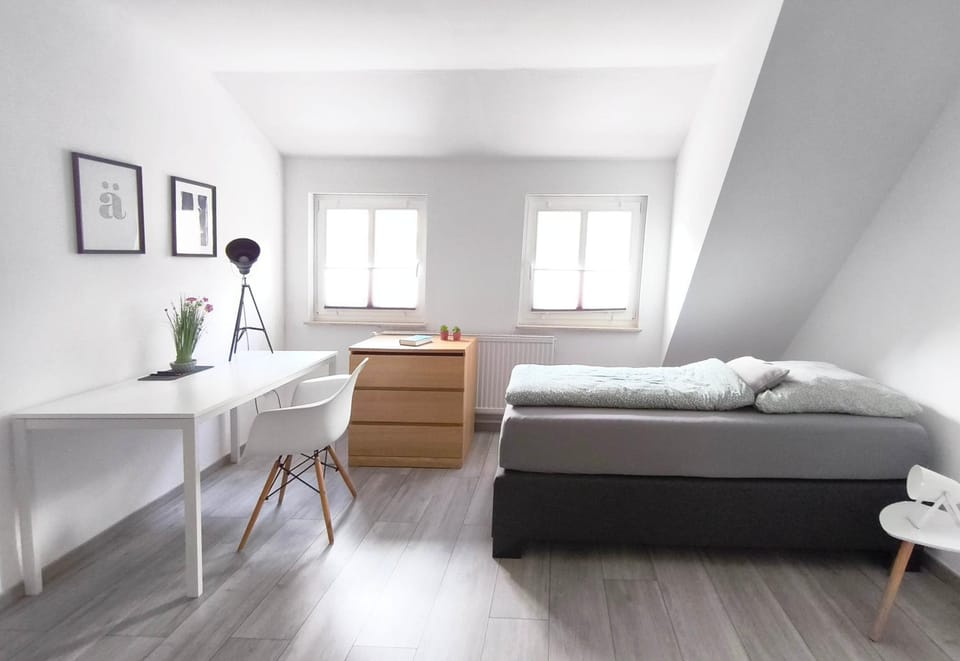 Große 78 qm Altstadt Wohnung 'FACHWERK & FLAIR' Familien- Geschäftsreisende, Monteurswohnung, Innenstadtlage, ruhig, modern, 900 m Bahnhof, 24 Std Check-in, WLAN, Küche, 5 Personen, öffentlicher Parkplatz direkt neben dem Haus Apartment in North Rhine-Westphalia