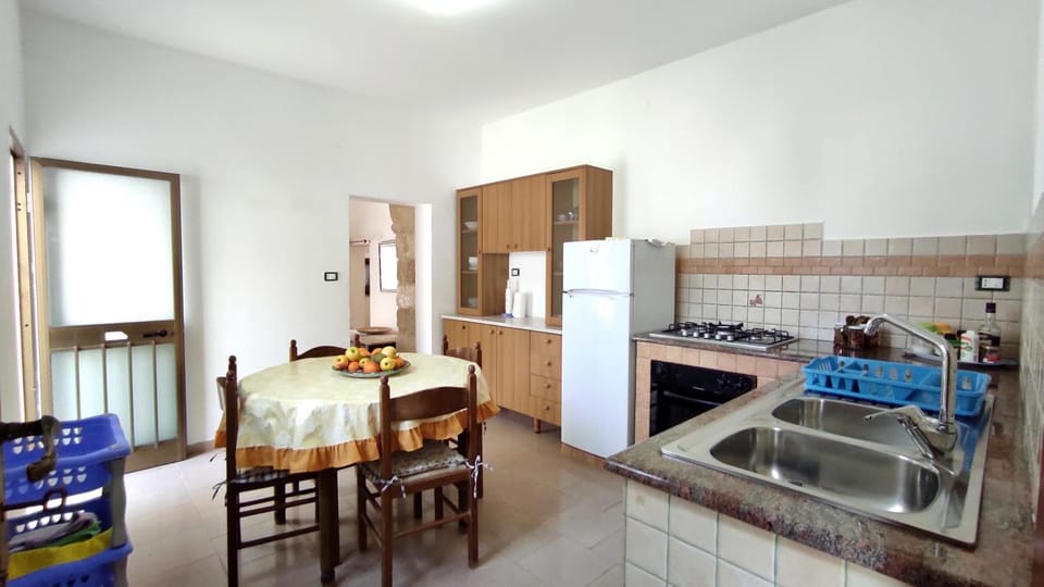 Dining area, kitchen