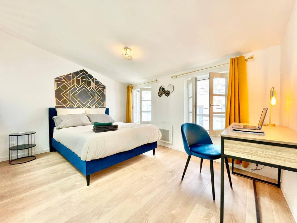 Bed, Photo of the whole room, Bedroom