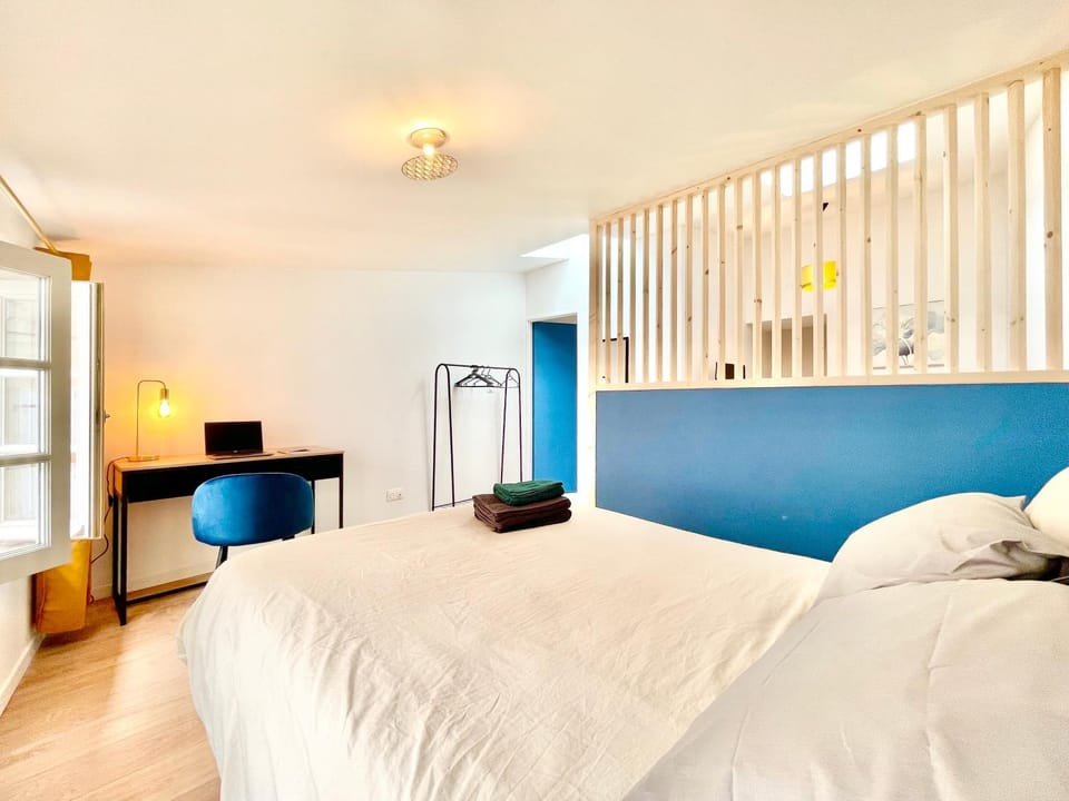 Bed, Photo of the whole room, Bedroom