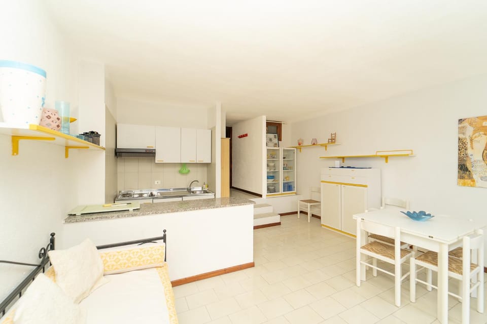 Kitchen or kitchenette, Dining area, oven, stove