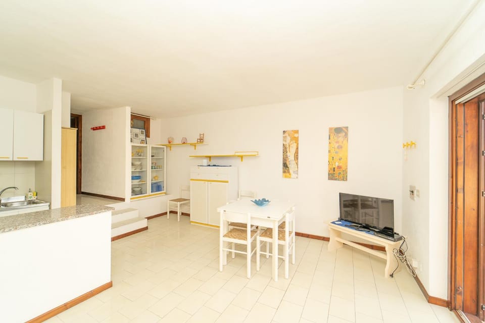 TV and multimedia, Kitchen or kitchenette, Living room, Seating area, Dining area, kitchen