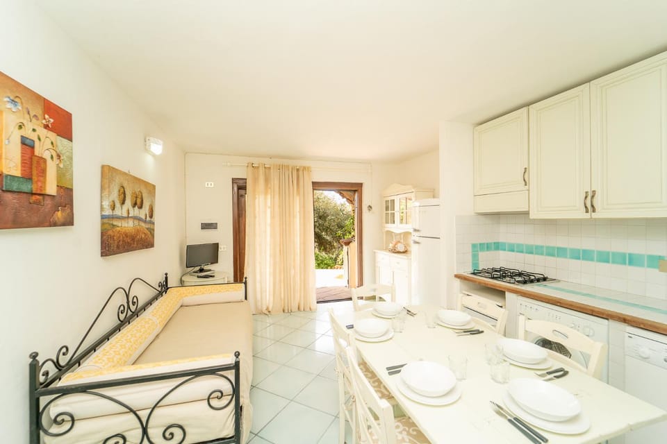Kitchen or kitchenette, Dining area, stove