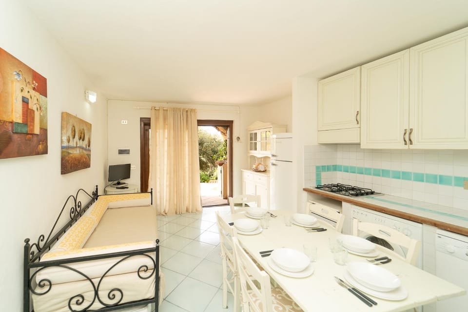 Bed, Kitchen or kitchenette, Living room, Dining area, stove