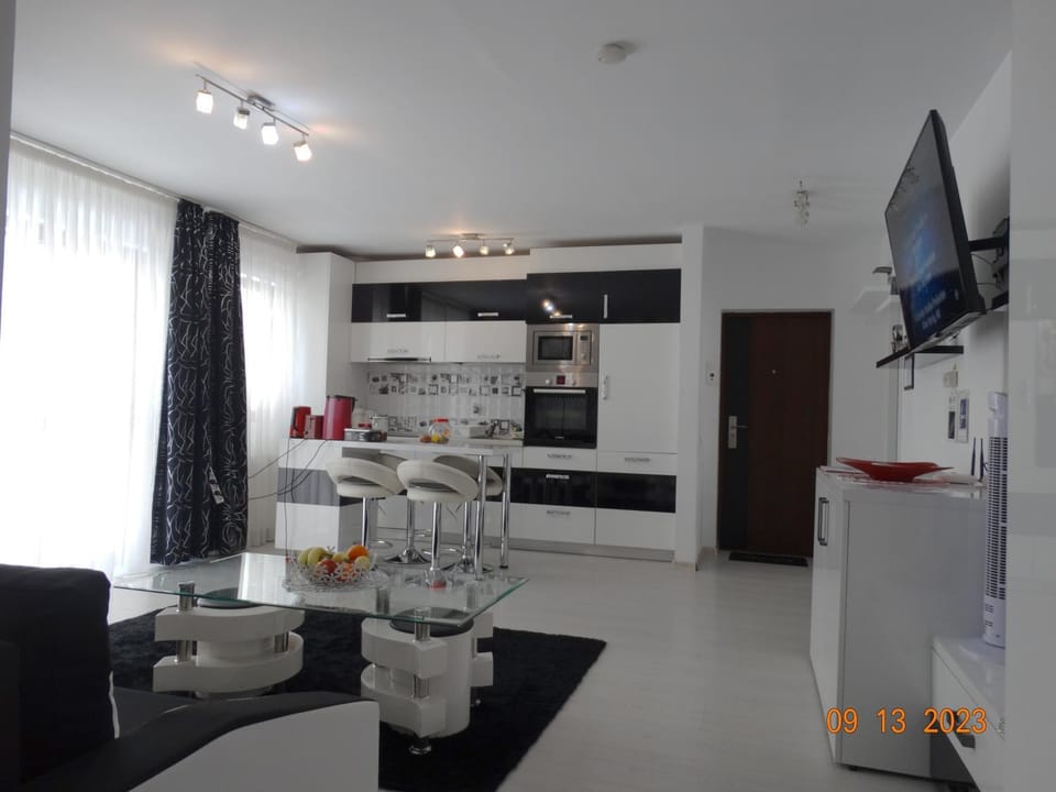 TV and multimedia, Kitchen or kitchenette, Seating area, Dining area, oven, stove