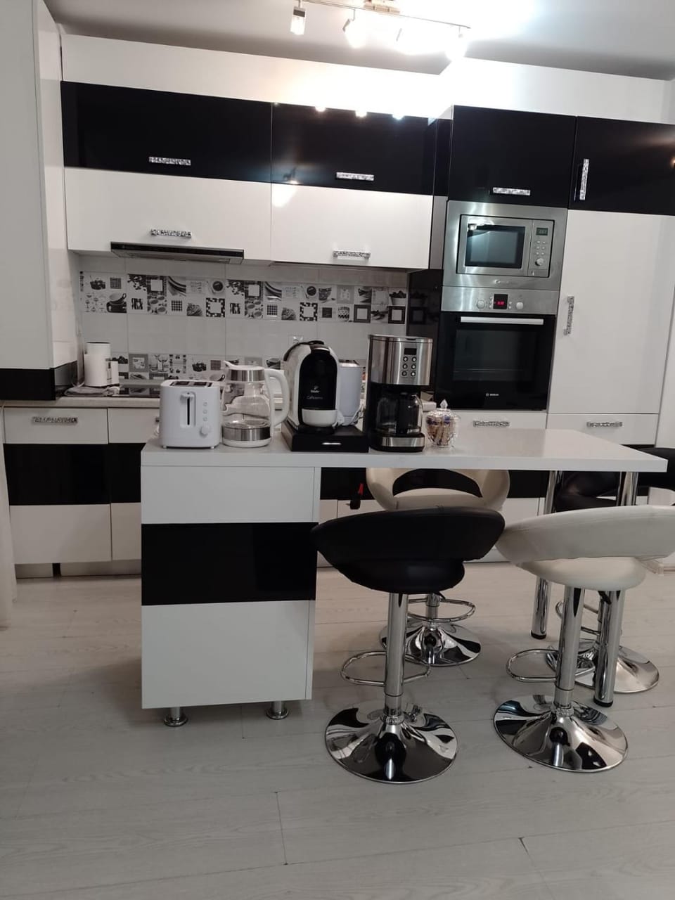 Coffee/tea facilities, Kitchen or kitchenette, Dining area, oven, stove, toaster