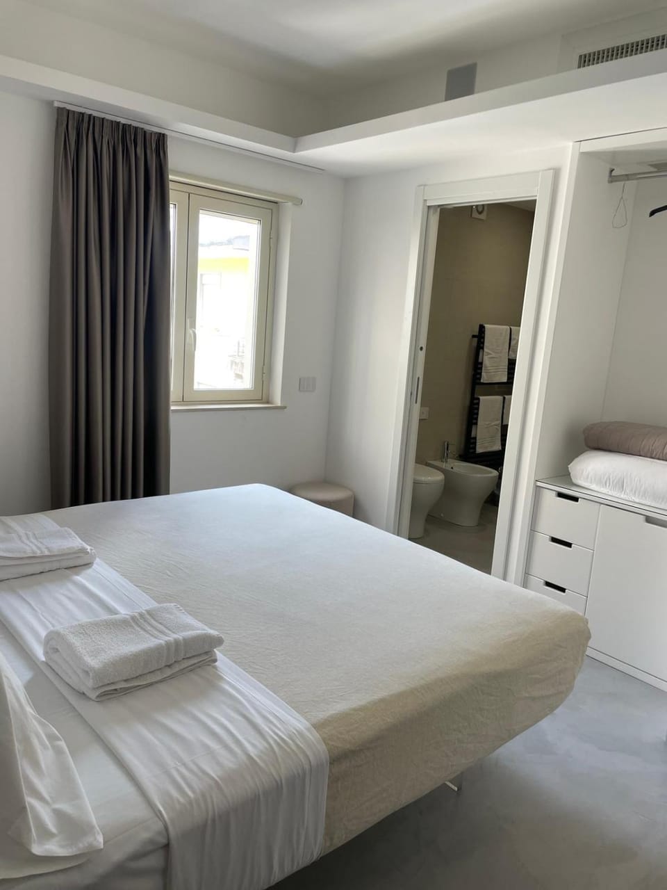 Bed, Photo of the whole room, Bedroom, wardrobe