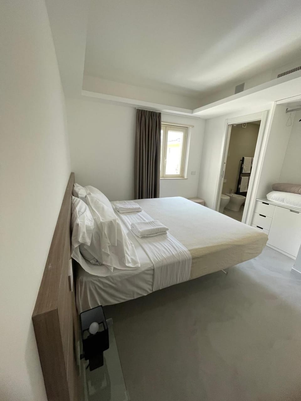 Bed, Photo of the whole room, Bedroom, towels