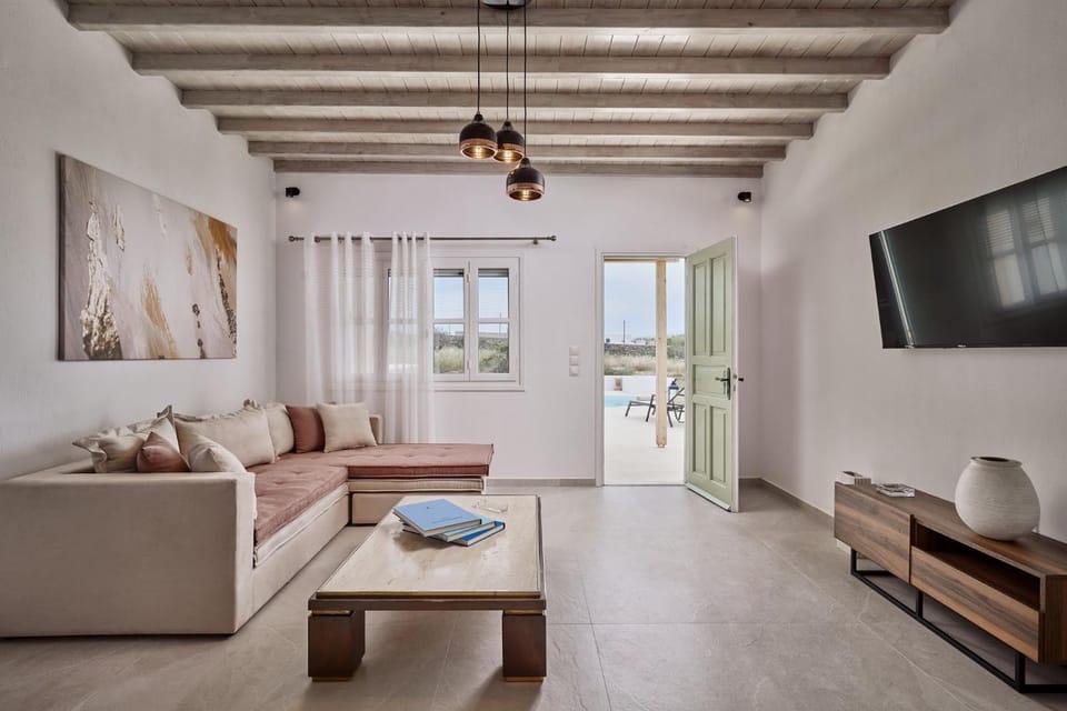 Communal lounge/ TV room, TV and multimedia, Living room, Seating area, Evening entertainment