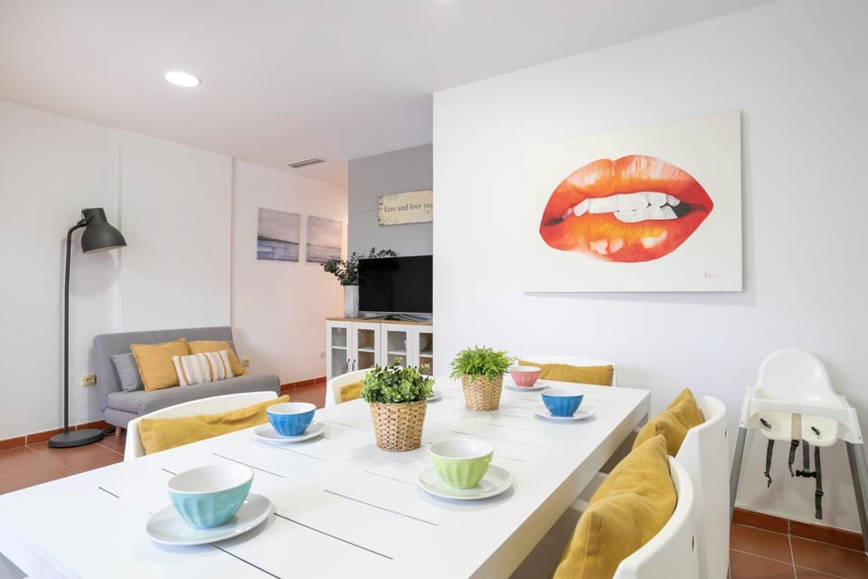 TV and multimedia, Food and drinks, Seating area, Dining area