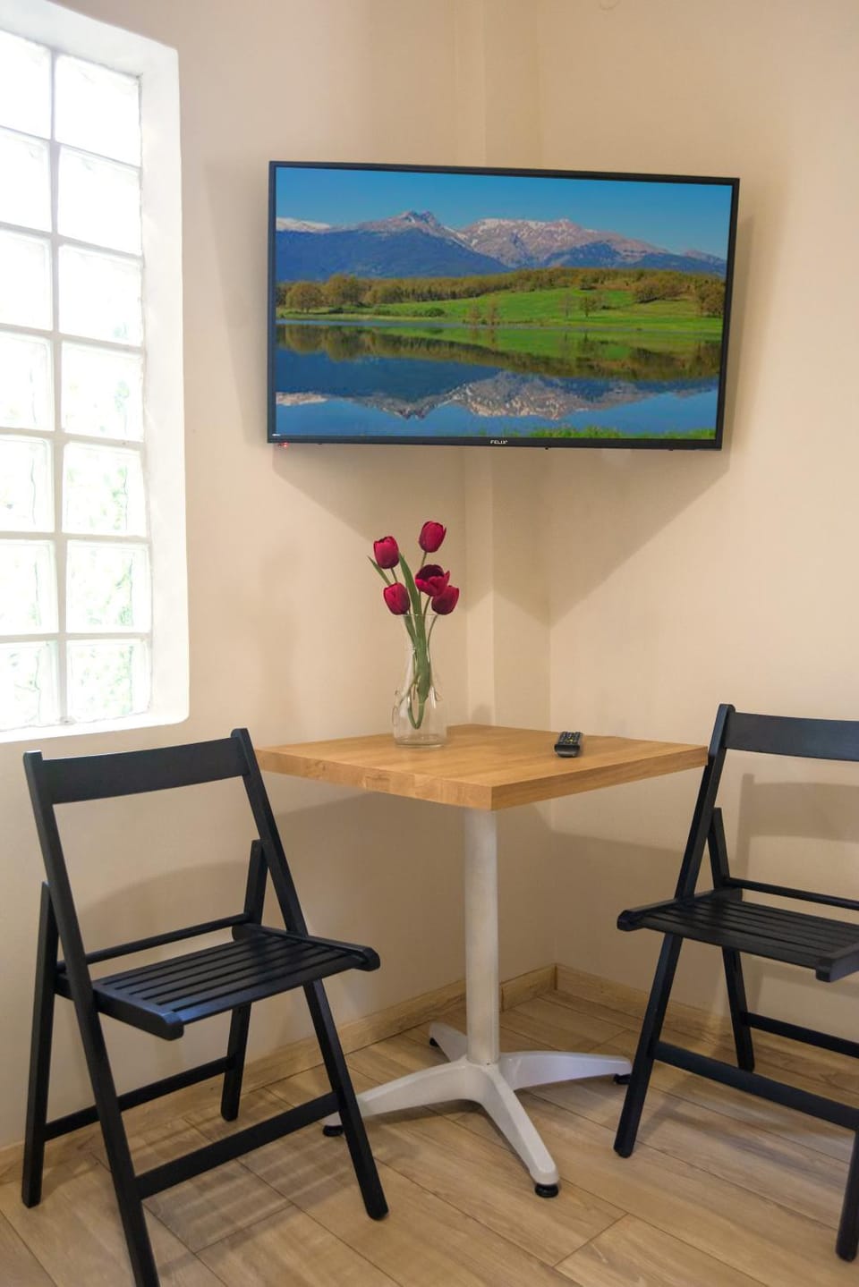TV and multimedia, Living room, Seating area, Dining area