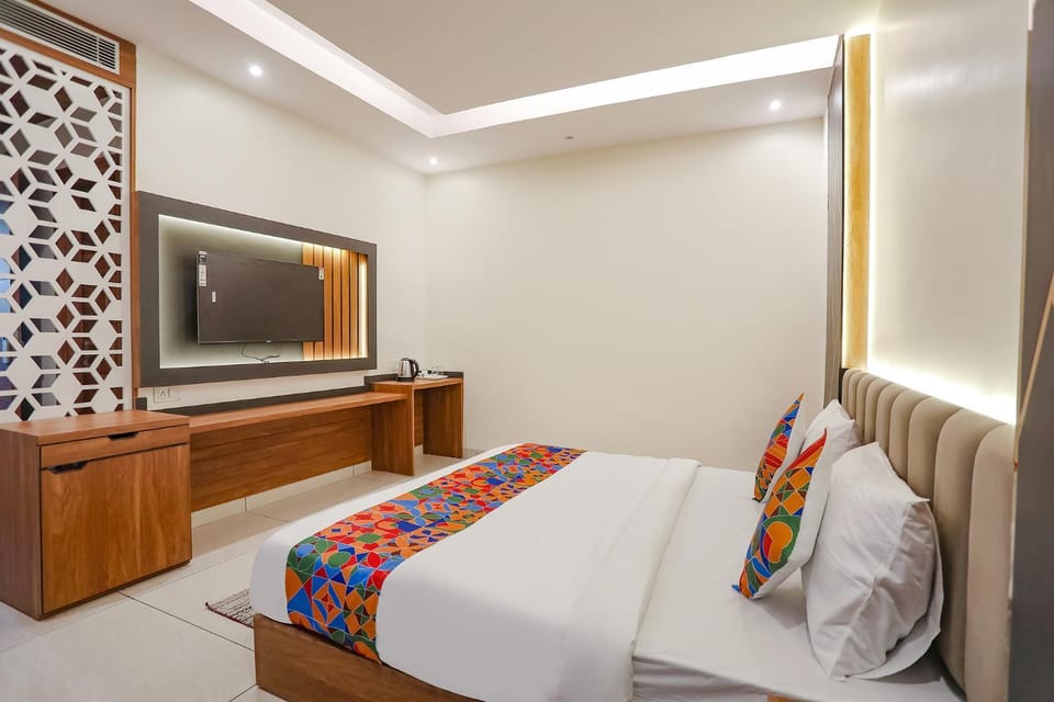Bed, TV and multimedia, Bedroom