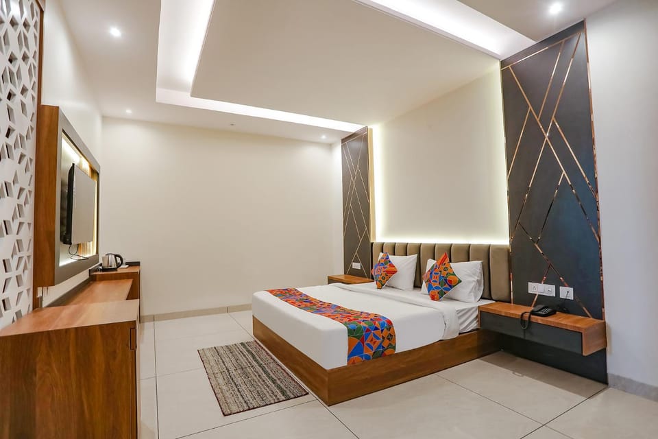 Bed, TV and multimedia, Bedroom