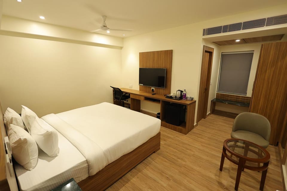Bed, TV and multimedia, Bedroom