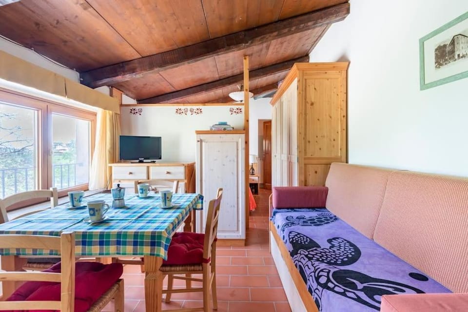 TV and multimedia, Living room, Dining area, Evening entertainment