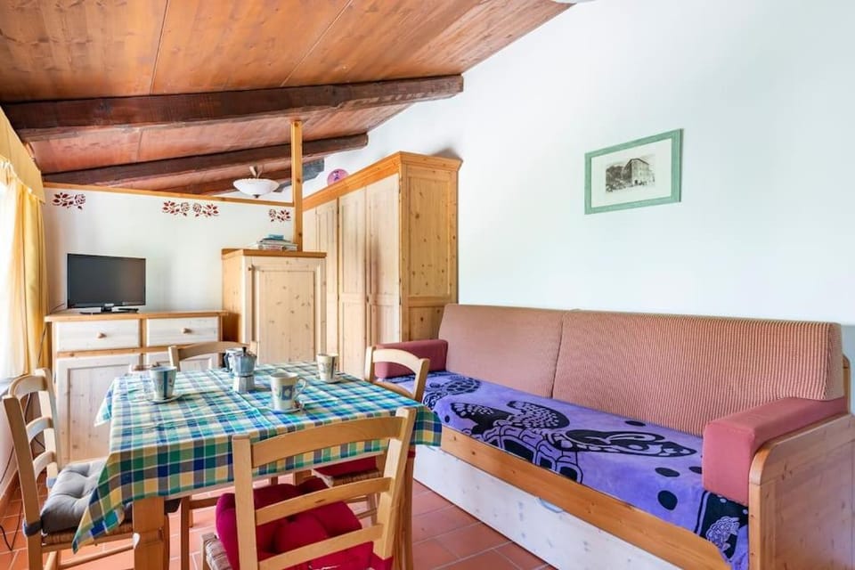 Communal lounge/ TV room, TV and multimedia, Living room, Dining area, Evening entertainment