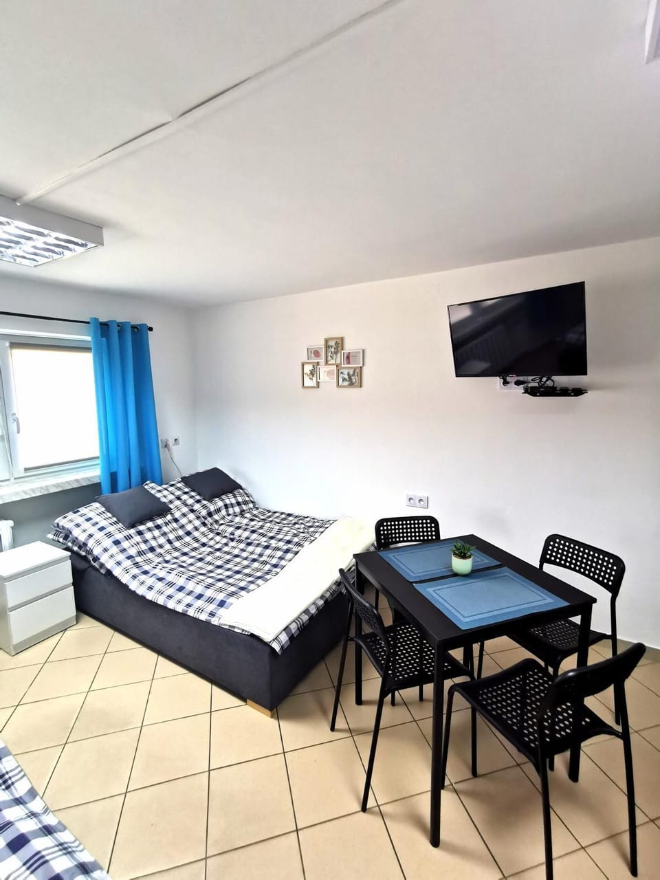 TV and multimedia, Photo of the whole room, Seating area, Bedroom