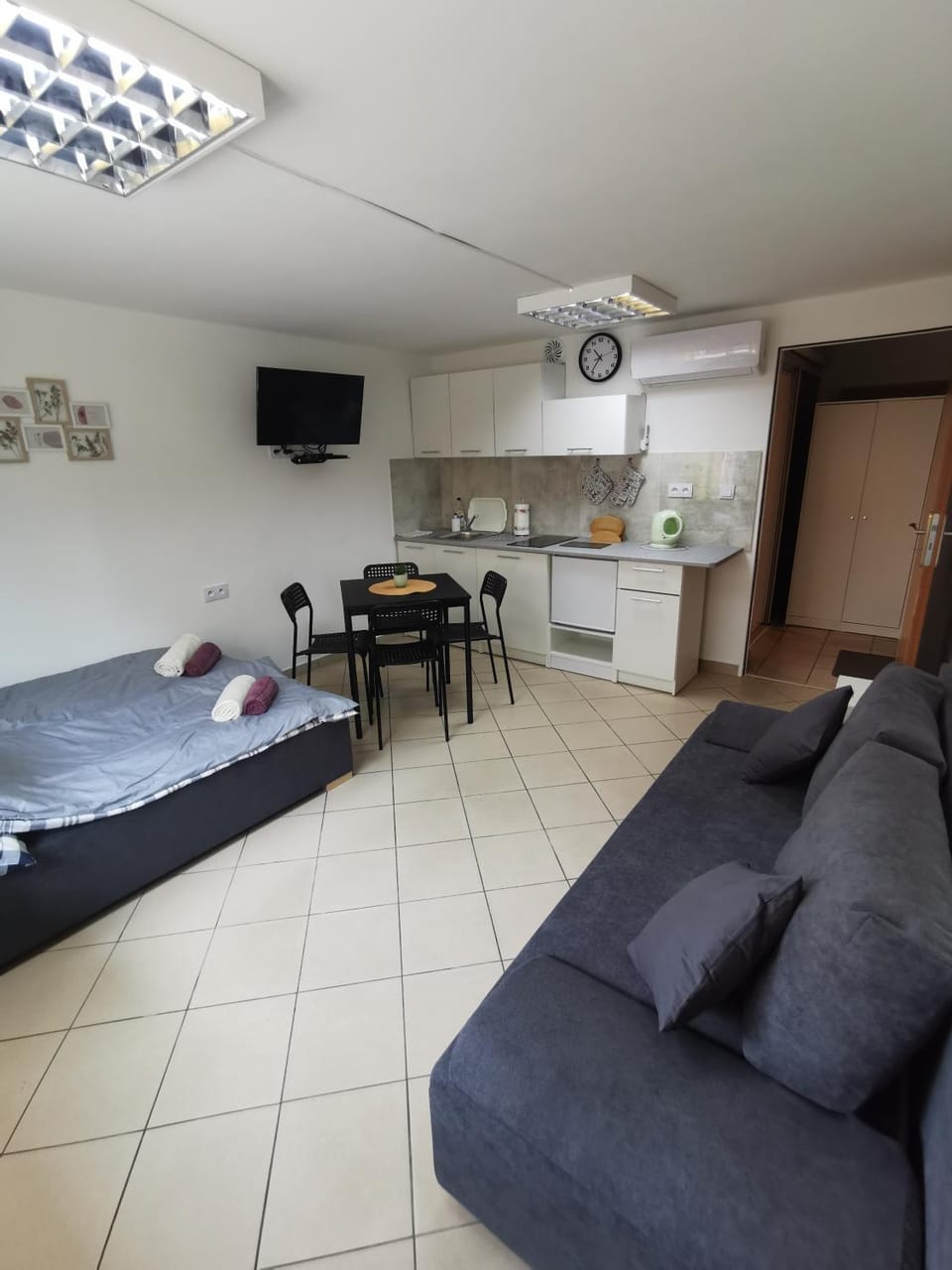 Bed, Kitchen or kitchenette, Bedroom